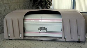 "Grave liner" de polipropileno utilizado en cementerios para evitar daños a los ataúdes y al terreno.