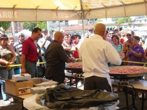 Chef cocinando junto al alcalde