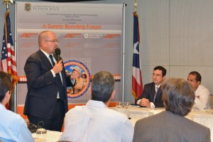 Adriana Clark, Departamento de Transportación de E. U. (USDOT) y el Ing. Javier Ramos Hernández, director ejecutivo de la ACT