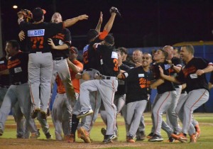 Los Montañeses de Utuado celebran su pase a la Serie Final del Béisbol Doble A. Ahora se disputarán el campeonato de Puerto Rico con los Brujos de Guayama.
