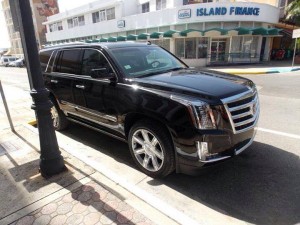 Cadillac Escalade de 2015, adquirida con fondos públicos, para el uso del alcalde de Aguadilla, Carlos Méndez. (Foto Facebook.)