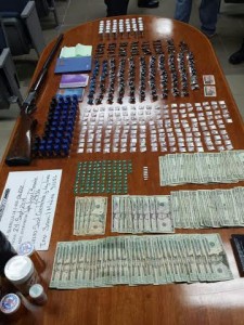 Drogas, dinero y la escopeta ocupada durante el allanamiento en Quebradillas (Suministrada).