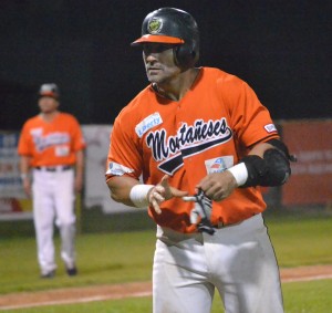 Carlos Valle, antesalista de los Montañeses de Utuado.