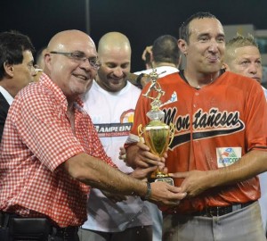 El Dr. José Quiles, presidente de la FBAPR, le entrega el trofeo de Jugador Más Valioso de la Serie Final a Carlos Claudio, de los Montañeses de Utuado (Foto FBAPR).