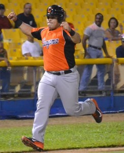 Yariel Soto, de los Brujos de Guayama, campeón bate de la Serie Final de la Doble A 2014 (Foto FBAPR).