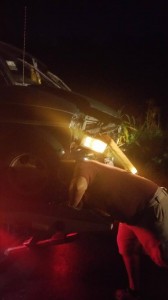 Uno de los vehiculos accidentados en la carretera 114 es removido de la escena (Foto por Junito Rivera de West Coast Fire & Rescue).