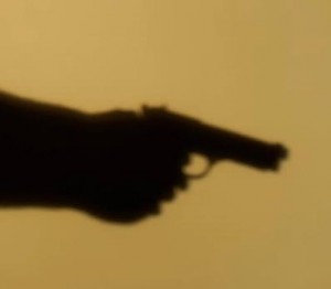 apuntando una arma