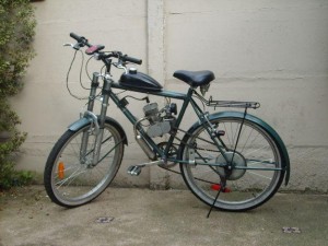 Ejemplo de una bicicleta modificada, o "bicimoto", que transitan por las carreteras de la Isla.