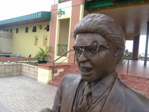 Otro ángulo de los daños causados a la estatua de Héctor Lavoe (Suministrada Oficina de Prensa Municipio de Ponce).
