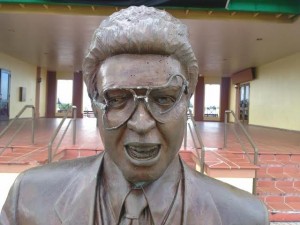 Parte de los daños causados a la estatua de Héctor Lavoe en La Guancha (Suministrado Oficina de Prensa Municipio de Ponce).