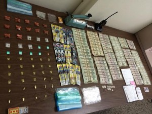 Parte de la droga, dinero y parafernalia ocupada en el allanamiento de un apartamento en el residencial Luis Muñoz Rivera de Guánica (Suministrada Policía).