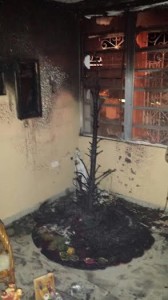 Lo que quedó de un árbol de Navidad que se incendió en Nochebuena en una residencia de la urbanización San José 2 de Mayaguez (Suministrada Bomberos).