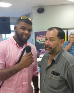 En un momento jocoso, el estelar Kennys Vargas, de los Indios de Mayaguez, "entrevista" al veterano narrador Arturo Soto Cardona (Suministrada).