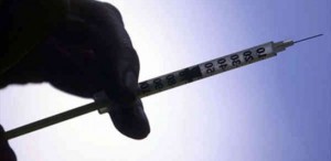 El ladrón usó una jeringuilla supuestamente infectada con el virus "VIH".