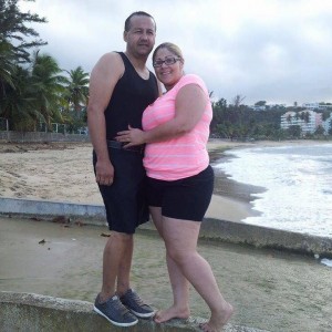 La víctima Elizabeth Feliciano Soto posa junto a su esposo y presunto asesino, Danny Vélez Valentín (Foto Facebook).