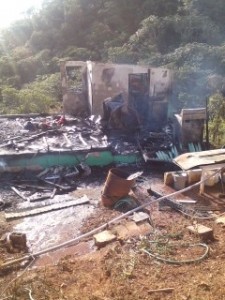 Vista de la casa reducida a cenizas, en la que una anciana sufrió quemaduras (Suministrada Bomberos).