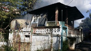 Un incendio redujo a escombros esta residencia en el barrio Buena Vista de Mayaguez (Suministrada Bomberos).
