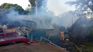 Otro ángulo de cómo quedó la residencia incendiada. Haga click sobre la imagen para agrandarla (Suministrada Bomberos).