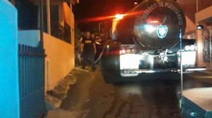 Bomberos de Mayaguez trabajando en otro fuego intencional que se desató en otra residencia del Camino Justiniano (Suministrada).