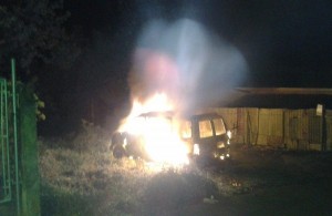 Un vehículo incendiado por el sujeto que no ha sido capturado (Archivo).