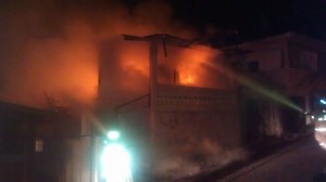 Bomberos luchan para apagar las llamas (Foto Facebook).