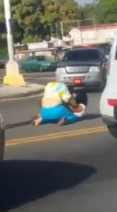 Mujeres peleando a plena luz del día en Mayagüez. Foto tomada del vídeo. 