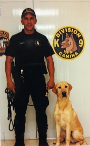 Foto de Jake, junto a su manejador, el agente Rafael Pagán. Jake murió como resultado de la tension provocada por las explosions de pirotecnia. Haga "click" para aumentar el tamaño de la imagen (Suministrada Policía).