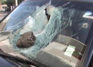 piedra lanzada contra automovil
