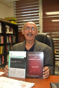 El Dr. Nestor Pérez muestra orgulloso su libro de texto traducido al chino (Suministrada RUM).