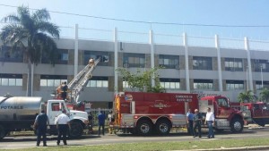 Equipo del Cuerpo de Bomberos activado para combatir el fuego ocurrido en el edificio Pancho Coimbre en Ponce (Suministrada Bomberos).