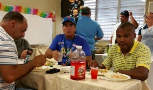 Siempre humilde y sencillo, Tito compartiendo en el almuerzo (Foto Facebook). 
