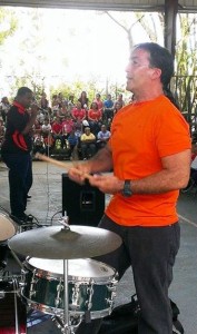El profesor Billy Bracero dirigiendo la banda estudiantil (Foto Facebook).