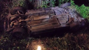 Así quedó el automóvil involucrado en un accidente ocurrido en Añasco (Foto Rescate Cortés).