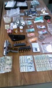 Otro plano del material y el dinero confiscado (Suministrada Policía).