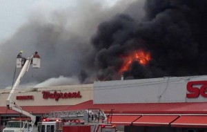 Momento en que el fuego consumía parte del centro comercial Cuatro Calles de Yauco (Redes sociales).