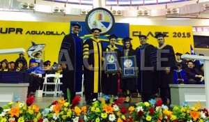 Entrega del Gran Premio del Rector, durante la graduación de la UPR de Aguadilla (Suministrada UPRA).