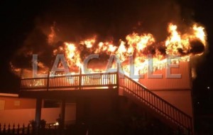 Momentos en que las llamas destruyen la residencia (Suministrada Bomberos).