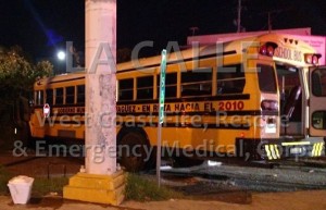 Guagua accidentada en la que viajaba la delegación de Bahamas (Foto West Coast Fire & Rescue).