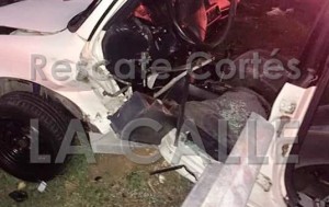 Estado en que quedó uno de los automóviles involucrados en el accidente (Foto Rescate Cortés).