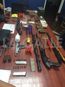 Armas ocupadas durante allanamiento en Aguadilla (Suministrada Policía).