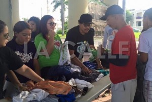 Aparte de compartir el desayuno con los deambulantes, las sororas Mu Alpha Phi les entregaron ropa limpia y ropa de cama (Suministrada)
