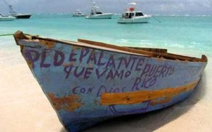 Una yola, presuntamente de indocumentados, parecida a esta, fue encontrada en Rincón (Archivo).