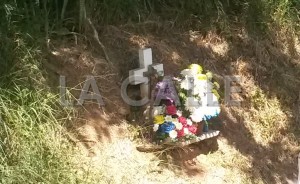 Cruz que marca el lugar del asesinato del sargento Castro Berrocales (Foto LA CALLE Digital).