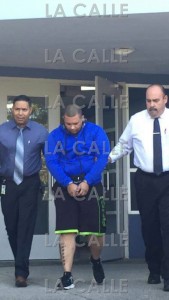 Laster Ramos sale escoltado por los agentes Julio Rosario y José Acevedo Olivencia, cuando era llevado al Tribunal (Suministrada Policía).