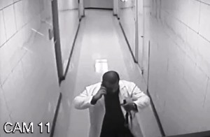 El sujeto fue arrestado el miércoles en la noche (Vídeo cámara de seguridad).