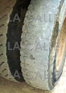 Muestra de cómo están los neumáticos de los camiones de recogido de basura del Municipio de Cabo Rojo (Suministrada).