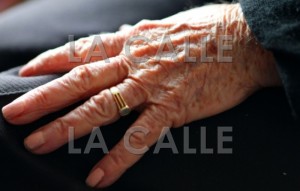 mano de anciana wm