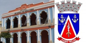 Casa Alcaldía de Cabo Rojo y su escudo municipal (Archivo).