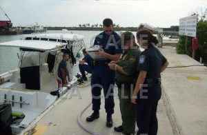 Funcionarios federales durante una revision de una lancha (Suministrada).